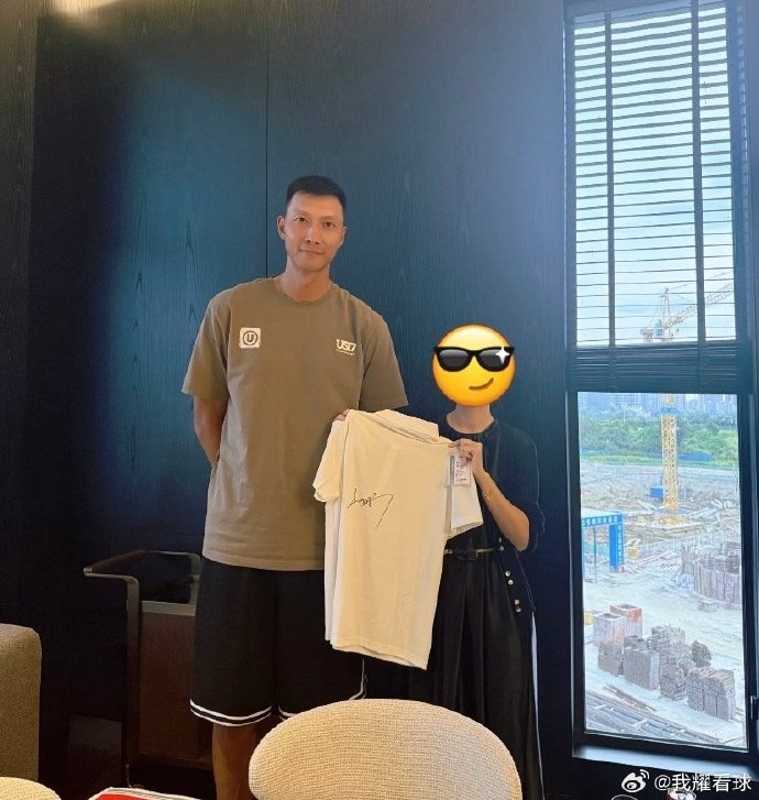 好久不见！媒体人：球迷在广东清远偶遇易建联 还收获联哥的亲签