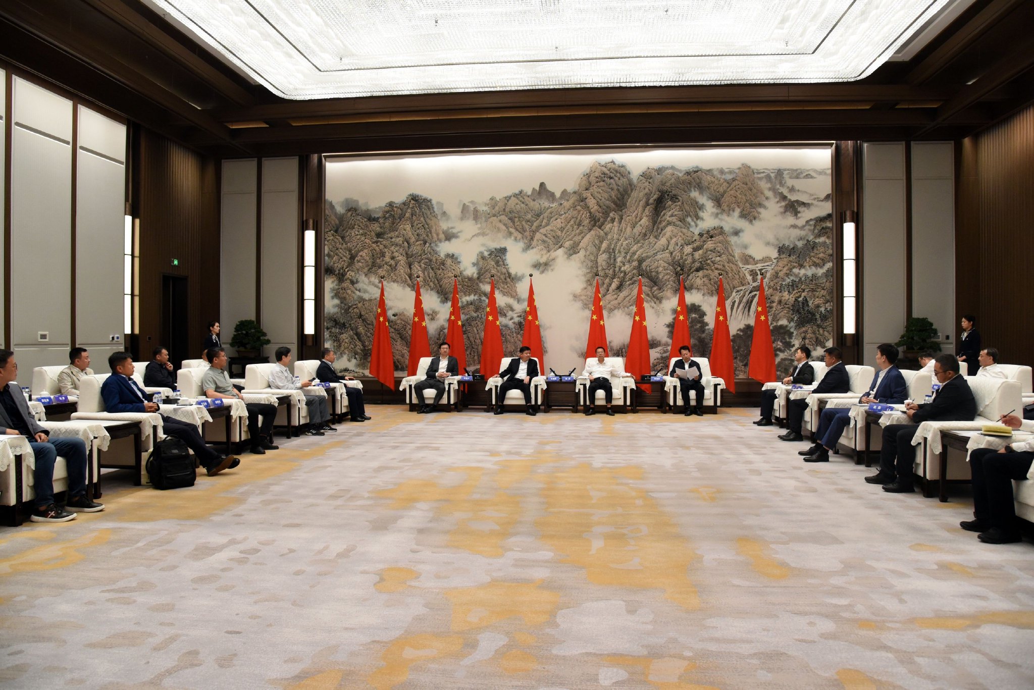 长春市委副书记、长春新区党工委书记闻然会见参加2025长春新材料与医药行业交流会的重要嘉宾