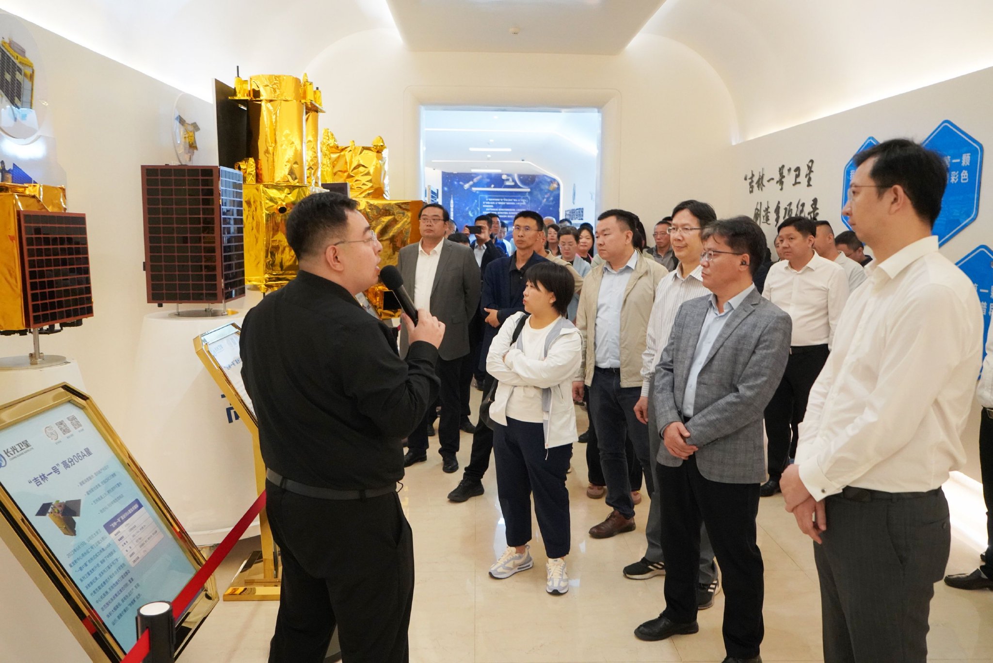 考察团一行参观长光卫星技术股份有限公司