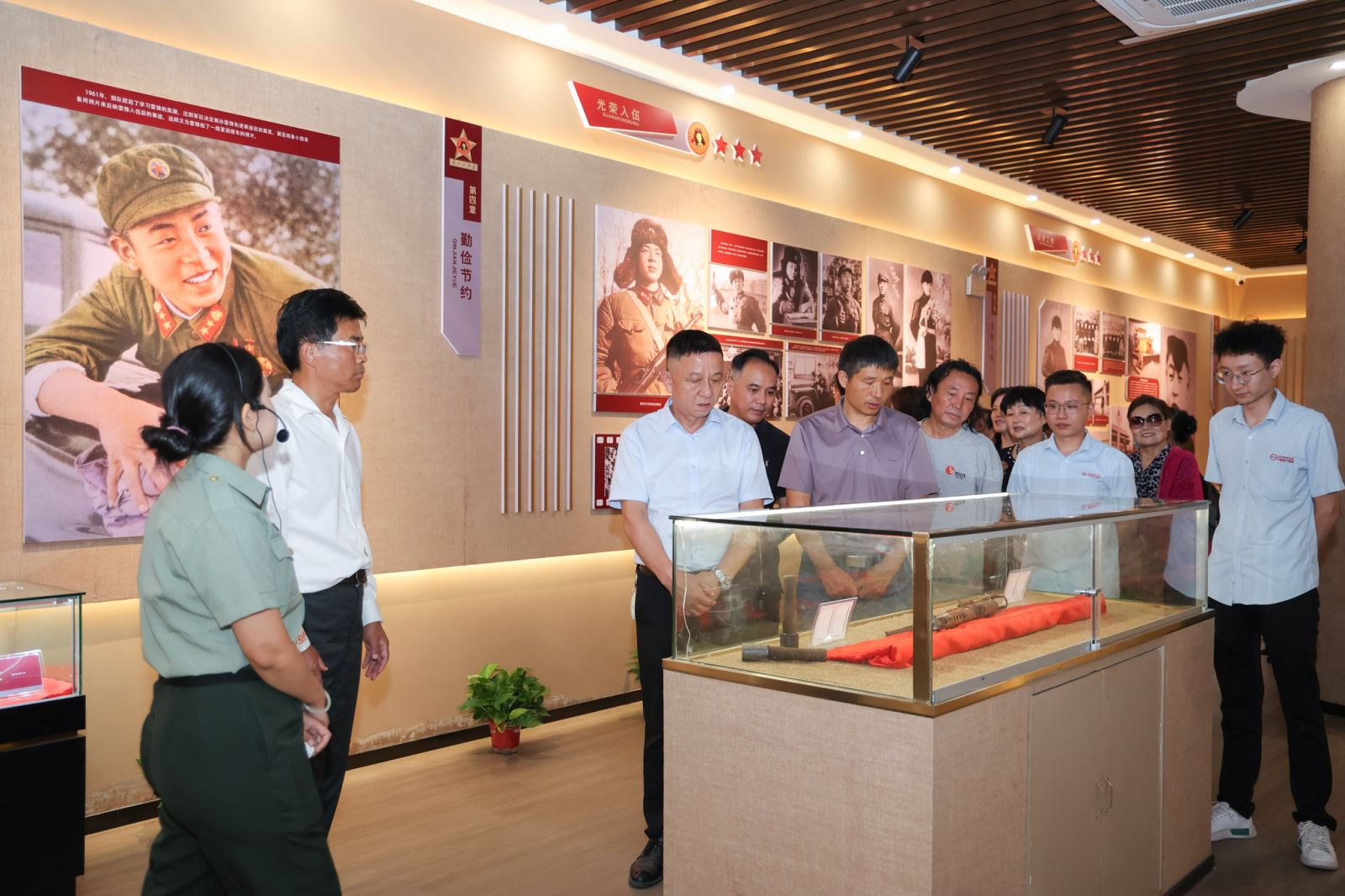 合六同城市民参观好柿年年采摘基地安徽雷锋文化展览馆
