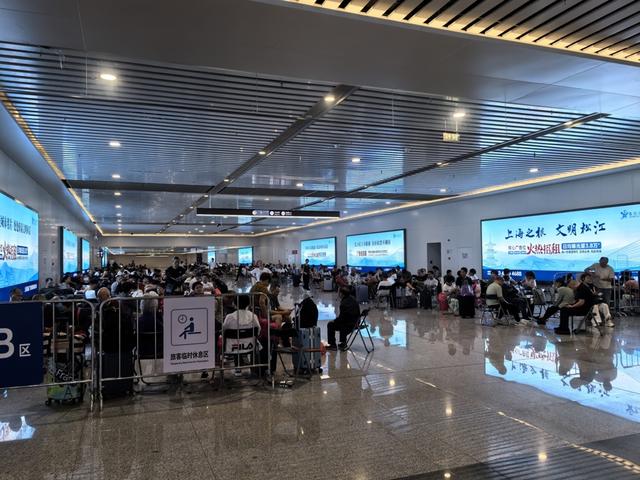 图为设立在松江站南侧地下一层的临时休息区。凌晨4时30分,休息区里已是人头济济。