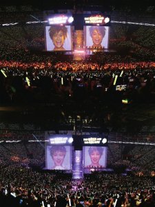 演唱会现场，李宇春出道20年巨幅海报。图据李宇春疯狂工作室微博