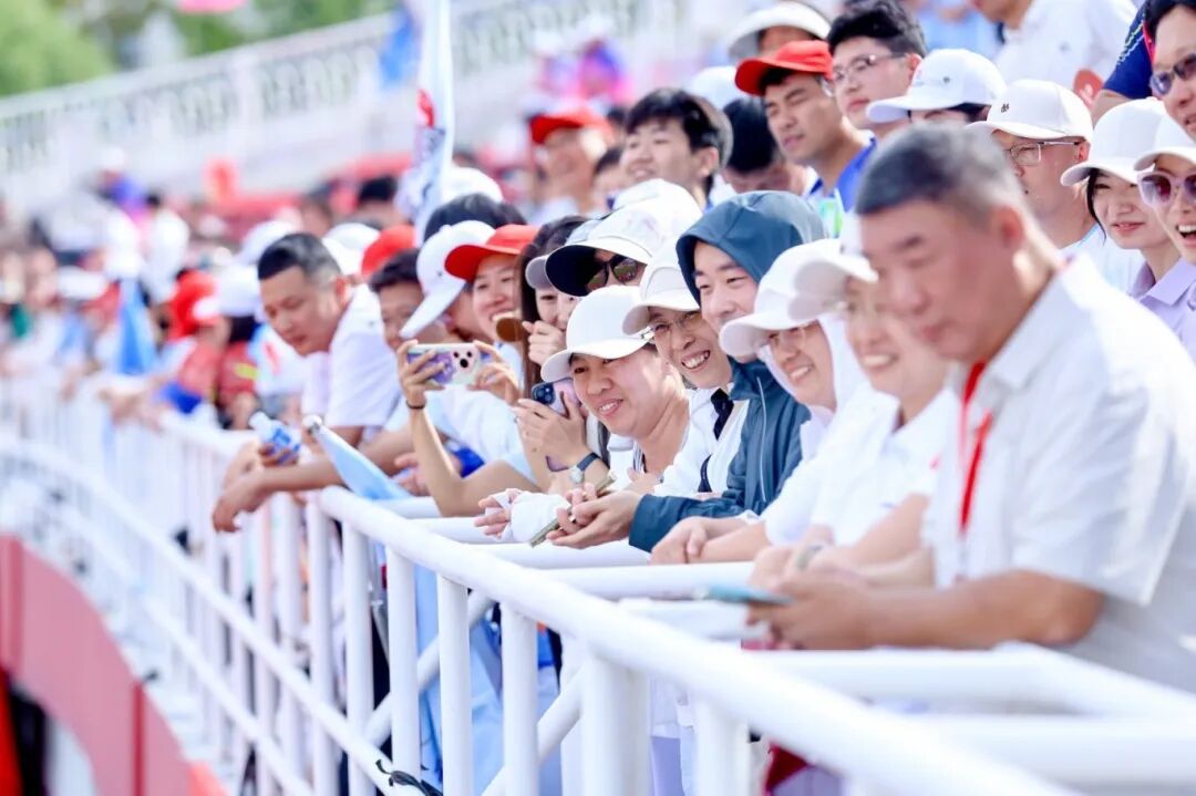 观看运动会的中国五矿职工