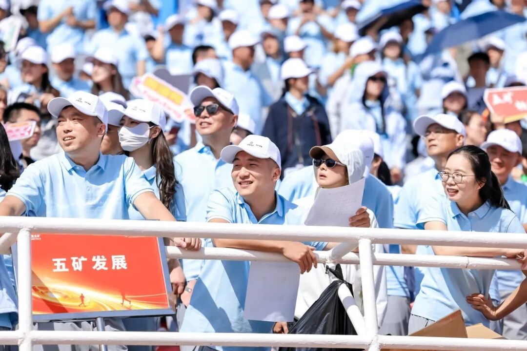 观看运动会的中国五矿职工