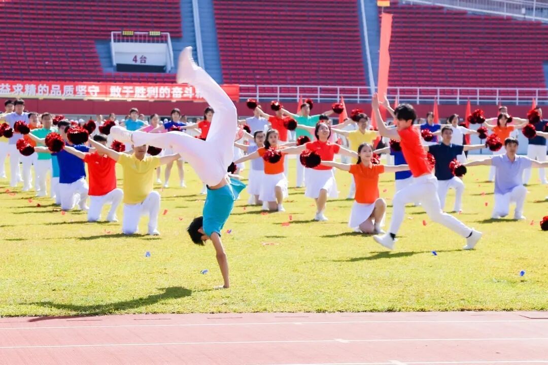 运动会开幕式现场(滑动查看更多图片,下同)
