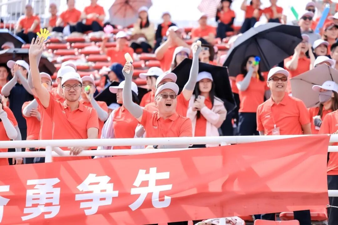 观看运动会的中国五矿职工
