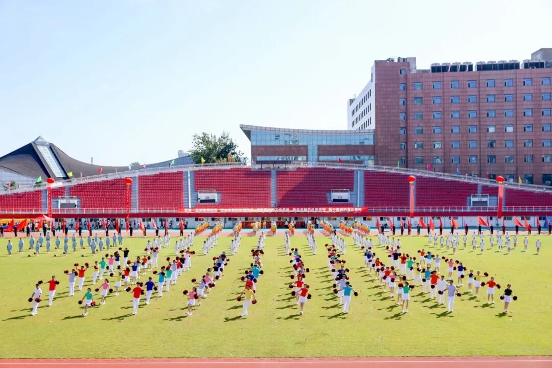 运动会开幕式现场(滑动查看更多图片,下同)