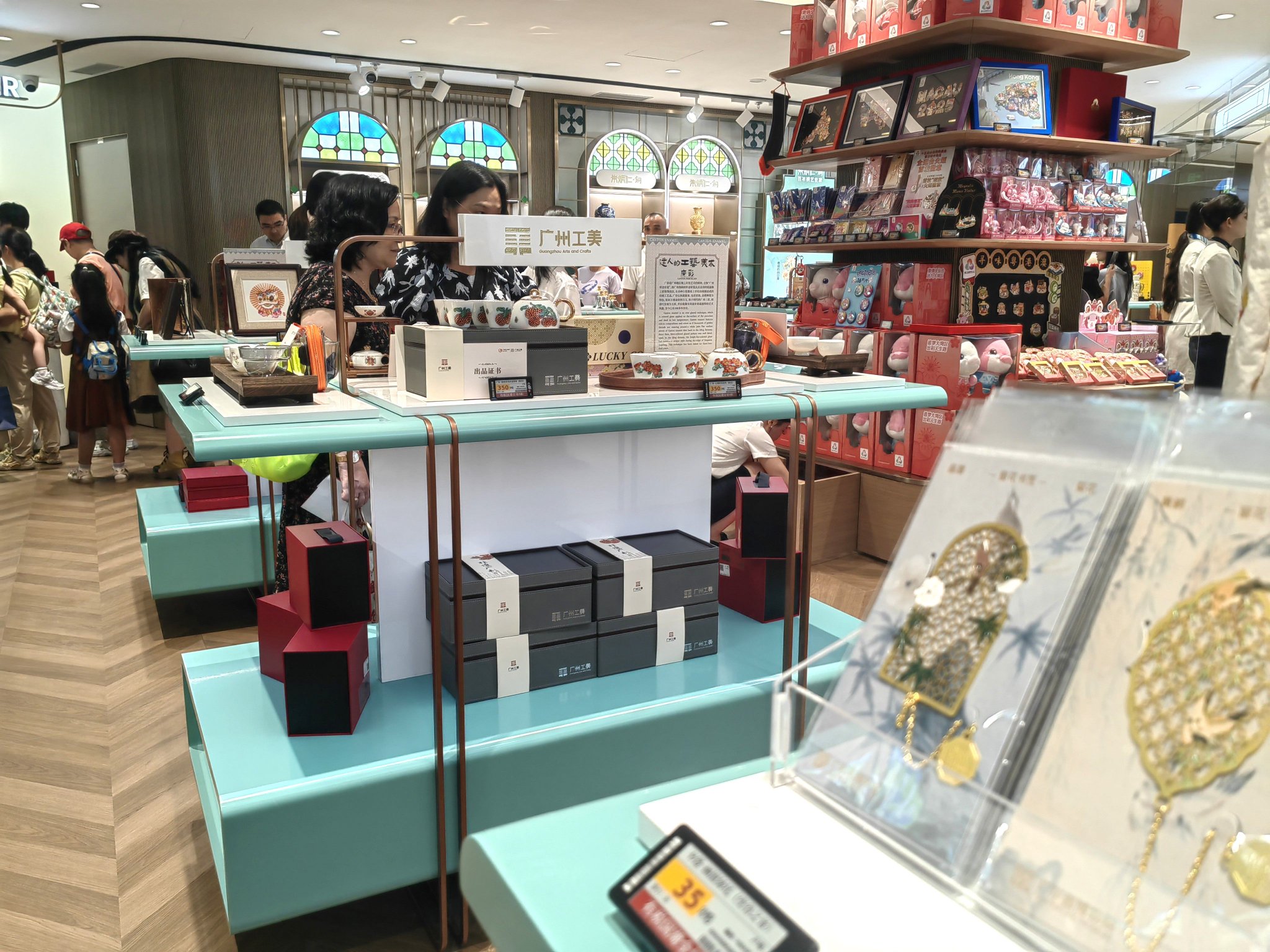 免税店内的国潮商品