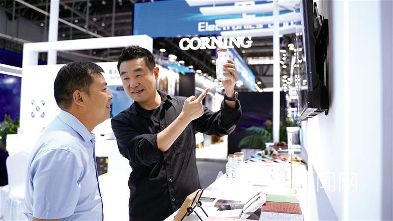 阿尔博波特兰工作人员向客商介绍白水泥应用产品。 见习记者 汪飞龙 摄