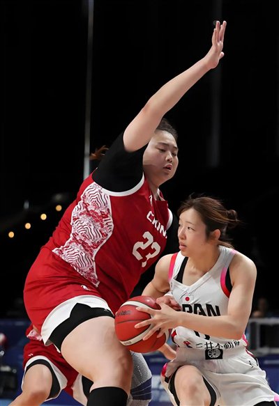 上海女篮中锋刘禹彤表现生猛 她能否打动宫鲁鸣
