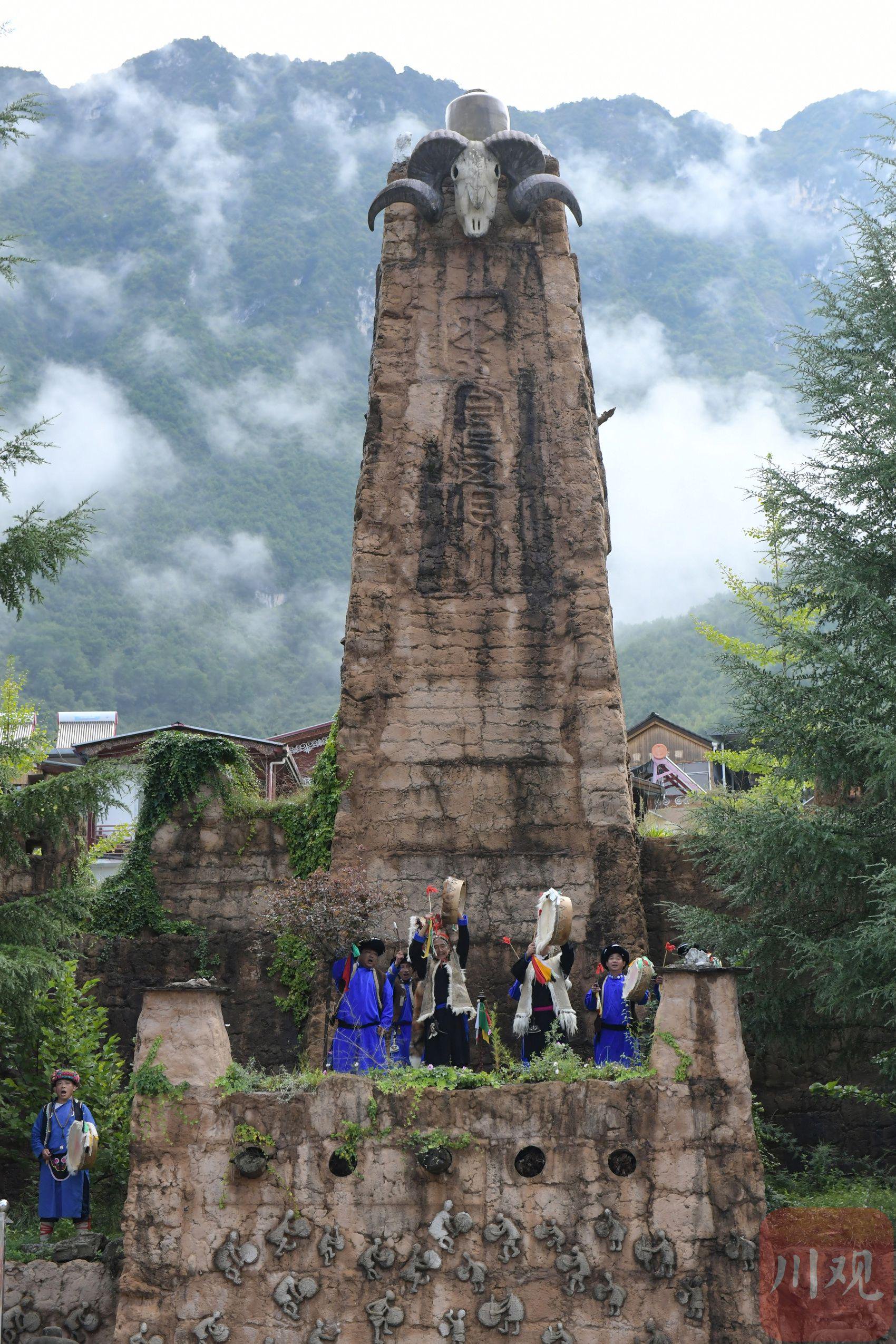 2025年9月23日，在四川省阿坝州汶川县威州镇萝卜寨村，当地羌族群众感恩天地赐予村寨祥和硕果累累，祈福来年风调雨顺。