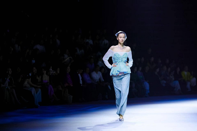 面对现场复杂光线,“佳直播PRO”依然能够呈现模特自然肤色与稳定画面