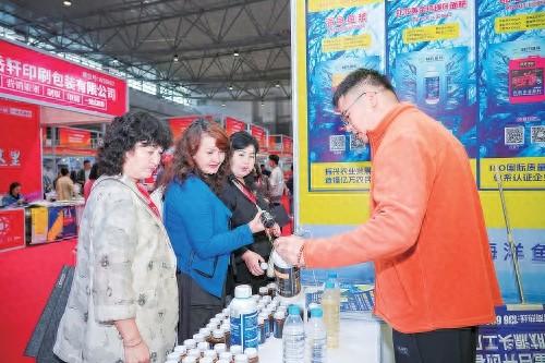 在肥料“双交会”现场,工作人员正在介绍绿色叶面肥产品。 农民日报·中国农网见习记者 庞维双 摄