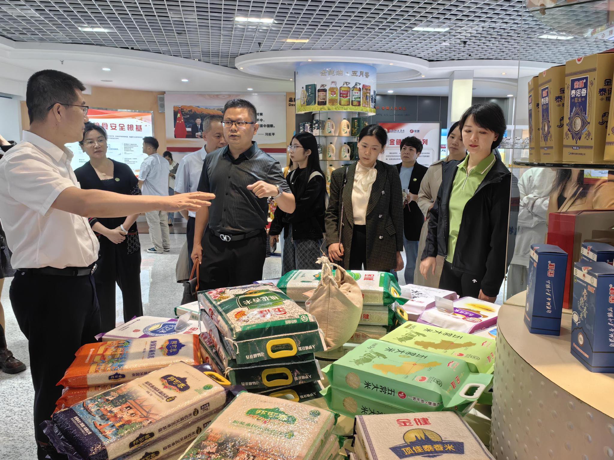 企业负责人在产品展示区向消费者介绍大米品类。 余知都/摄