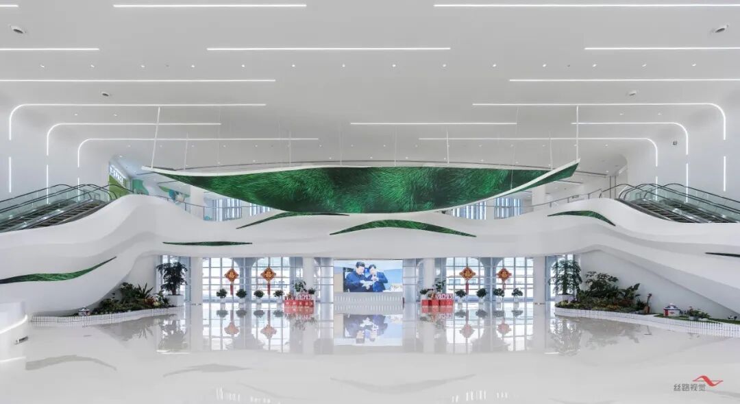 图源:伊利智造体验中心、奶粉全球智造标杆基地