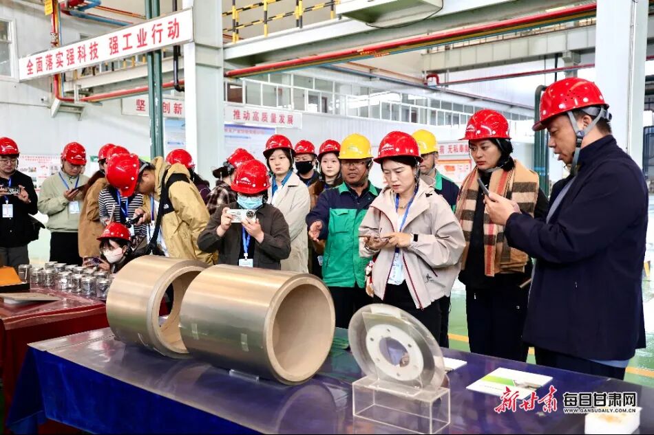 金川集团镍合金公司首席工程师董生茂向采访团介绍“硬核”产品。新甘肃·每日甘肃网记者 陈德政 摄