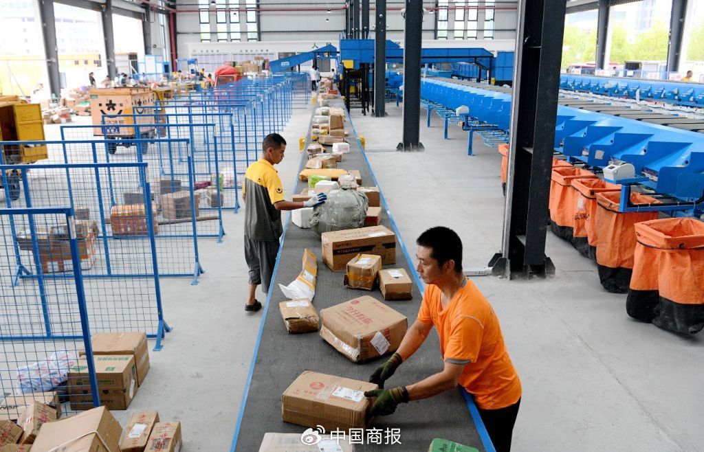 图为在湖北省襄阳市保康县寄递物流共配中心,工作人员正在分拣快递。(图片由CNSPHOTO提供)