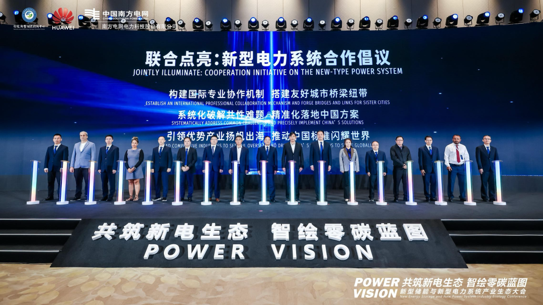 大会现场图,左右滑动  查看更多。