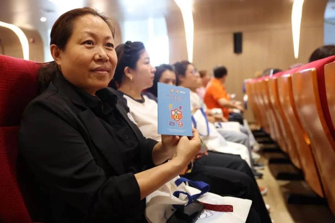 每位观众都领到了普法小卡片。新京报记者 王飞 摄