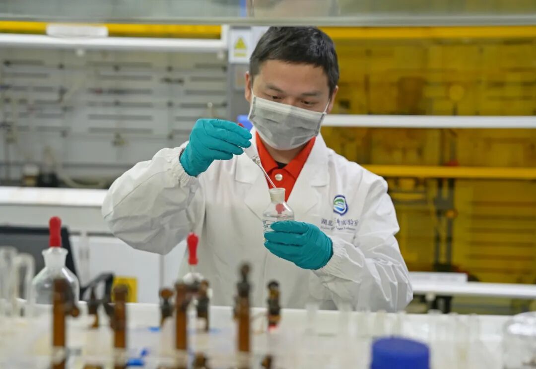 光刻胶用光引发剂实验室(三峡实验室供图)