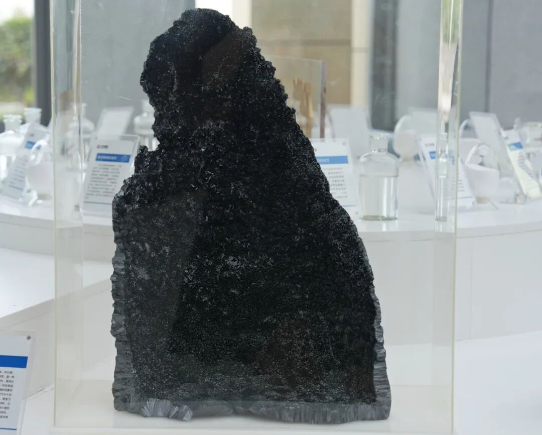 三峡实验室展厅展示的黑磷样品(三峡实验室供图)