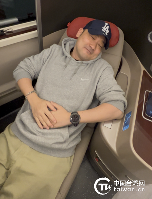 台青在商务座上平躺体验。(中国台湾网记者 马琳娜 摄)