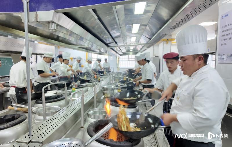 粤菜学院学生正在制作干炒牛河。南都N视频记者 敖银雪 摄