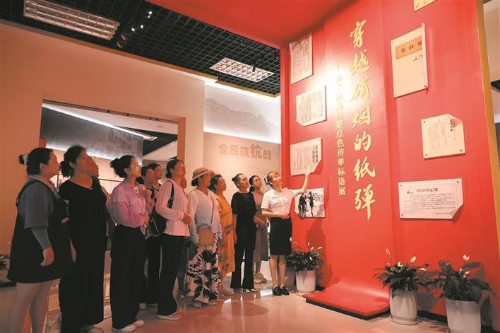 市民在六师五家渠文化馆参观“穿越硝烟的纸弹——山西抗战时期红色传单标语展”(资料图片)。 兵团日报常驻记者 李华北 摄