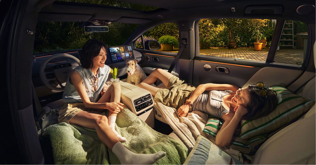 理想 i6 虽然身材小,但内部空间大,而且前排可以放平成为一张大床 | 图片来源:理想汽车