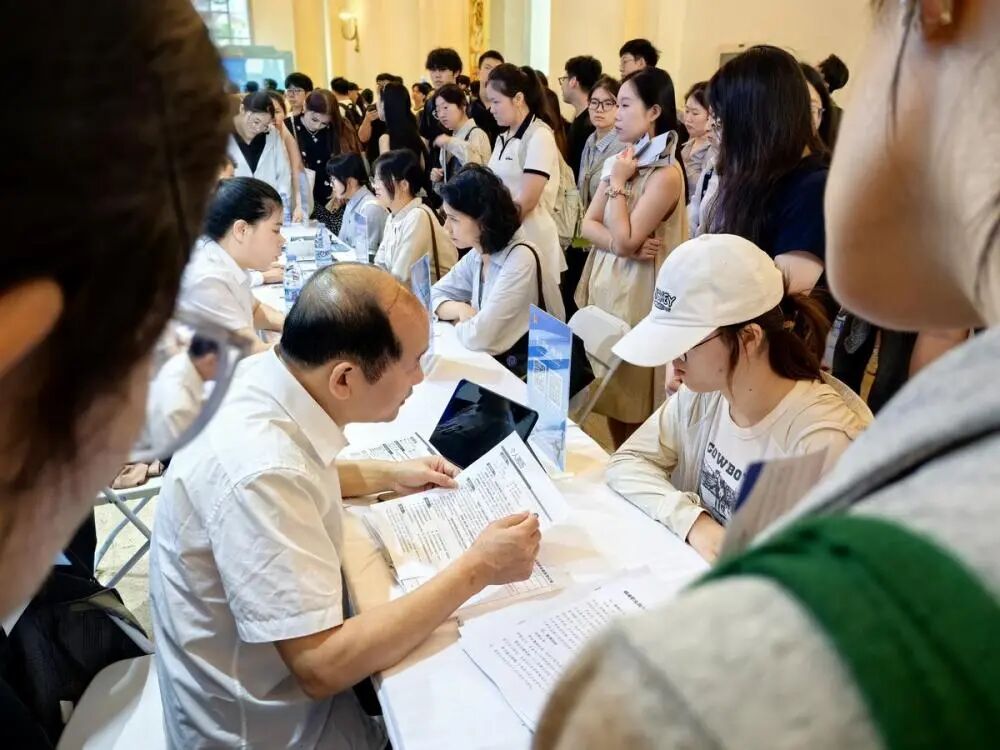 9月27日,“智汇潇湘 才聚湖南”上海站专场活动上,职业指导师在与求职学子交流。新华社记者周楠 摄