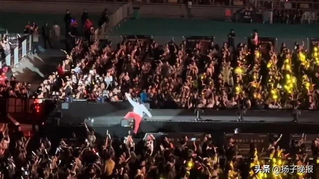 杨宗纬演唱会跌落舞台（视频截图）
