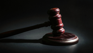 《消失的她》原型离婚诉讼今日开庭，被称为“国内首例被告在国外服刑离婚案”