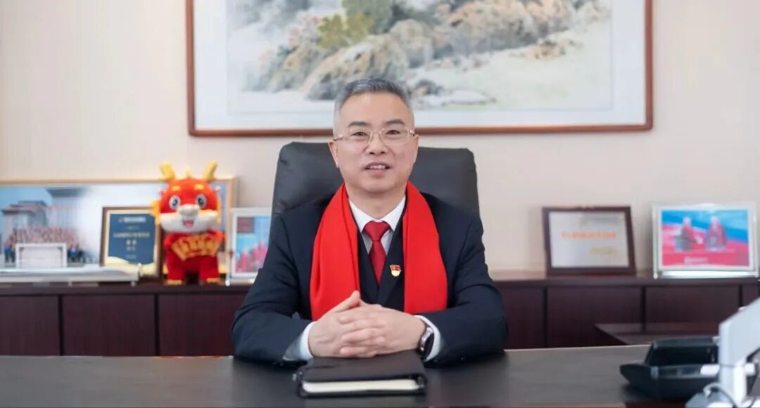 图为:高铁电气党委书记、董事长张厂育