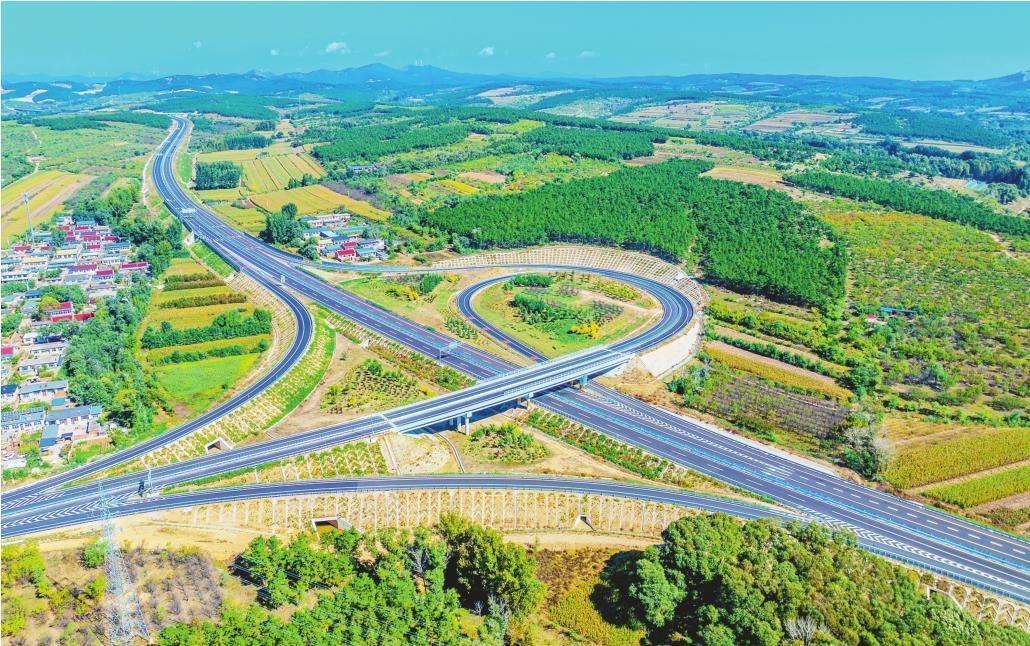 图为凌绥高速公路凌源东互通。