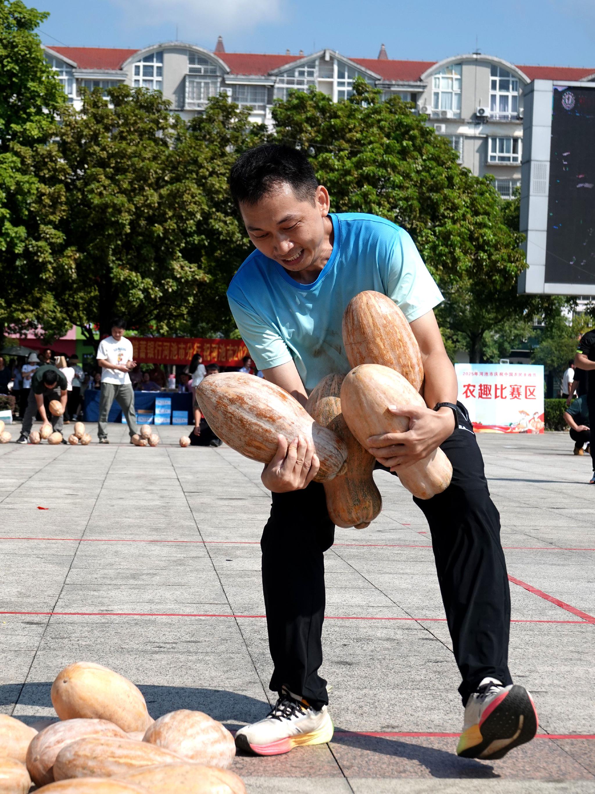 (图为抢南瓜趣味活动)