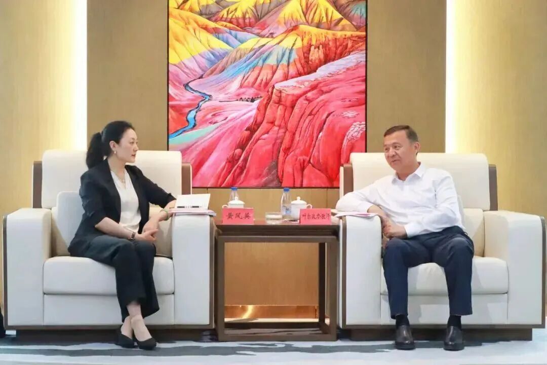 ▲奥瑞德董事、总经理黄凤英(左)