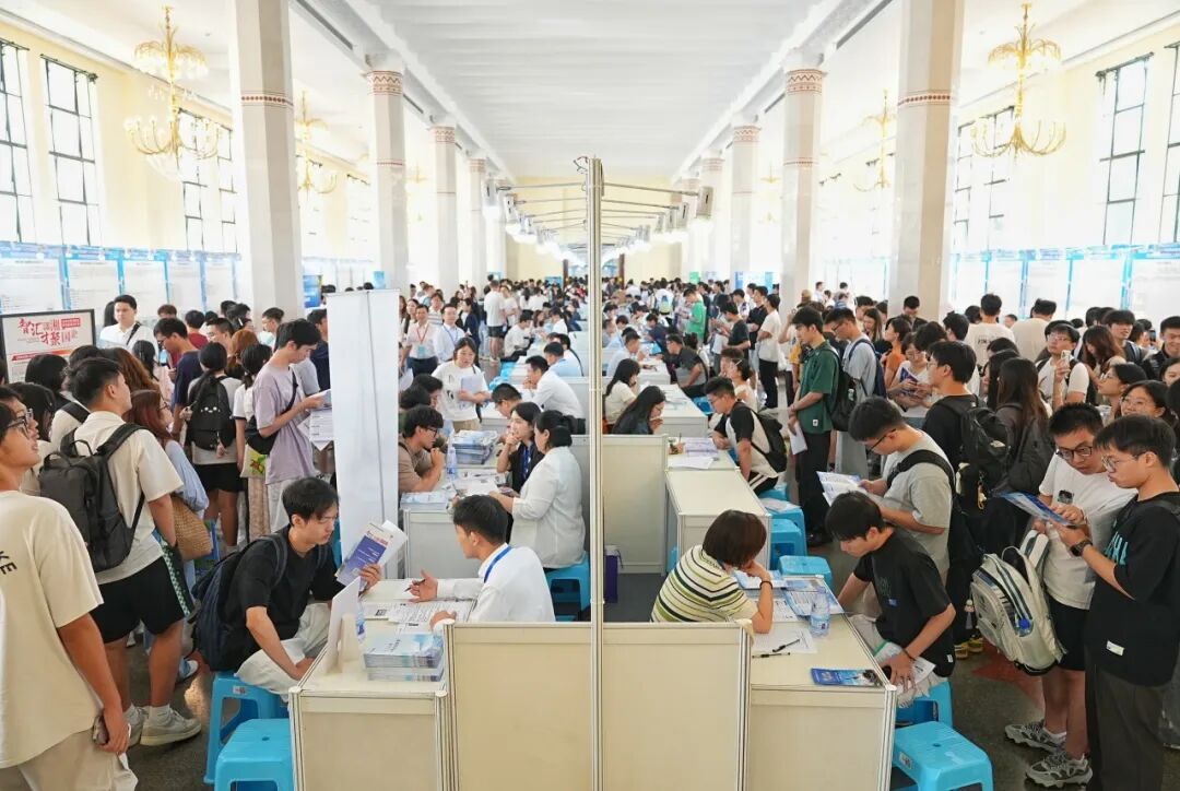 “智汇潇湘 才聚湖南”上海站专场活动招聘会现场。 傅聪摄