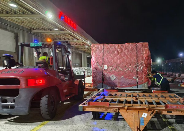 通过昆山前置货站提取与专属包机运输的组合,保障大闸蟹新鲜运达(本文图片均由东航物流提供)