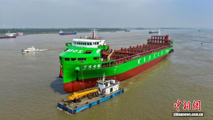 9月29日,“740TEU纯电动敞口集装箱船”在江西省九江市湖口县成功下水。(湖口县融媒体中心供图)