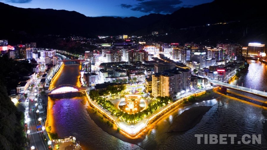 资料图:“藏东明珠”昌都市的璀璨夜景 摄影:赵振宇