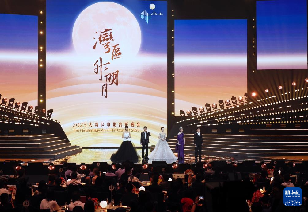 9月28日，主持人在晚会现场主持。新华社发（王申摄）