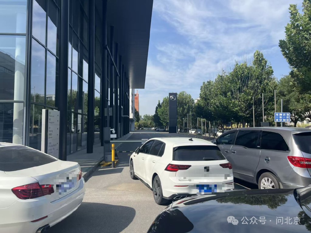 车主驾车来到4S店咨询进展，但车辆无法开进店内的停车场/记者 摄