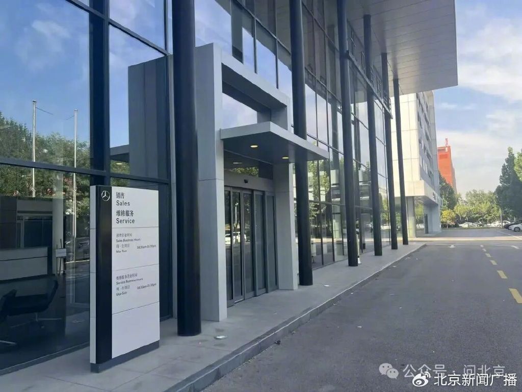 4S店的展厅门口散落着一些垃圾，展厅可以随意出入/记者 摄