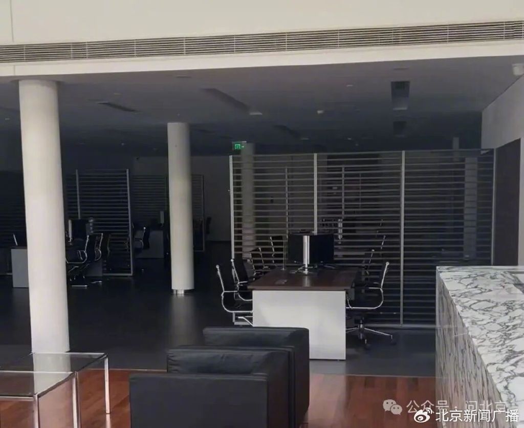 4S店展厅内部的工作区域，没有一名员工/记者 摄