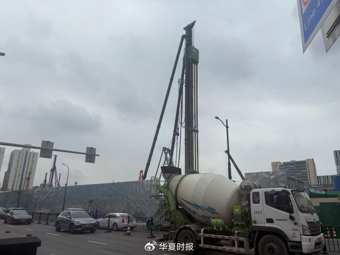 徐汇区C030301单元127b-23地块工地。李贝贝/摄