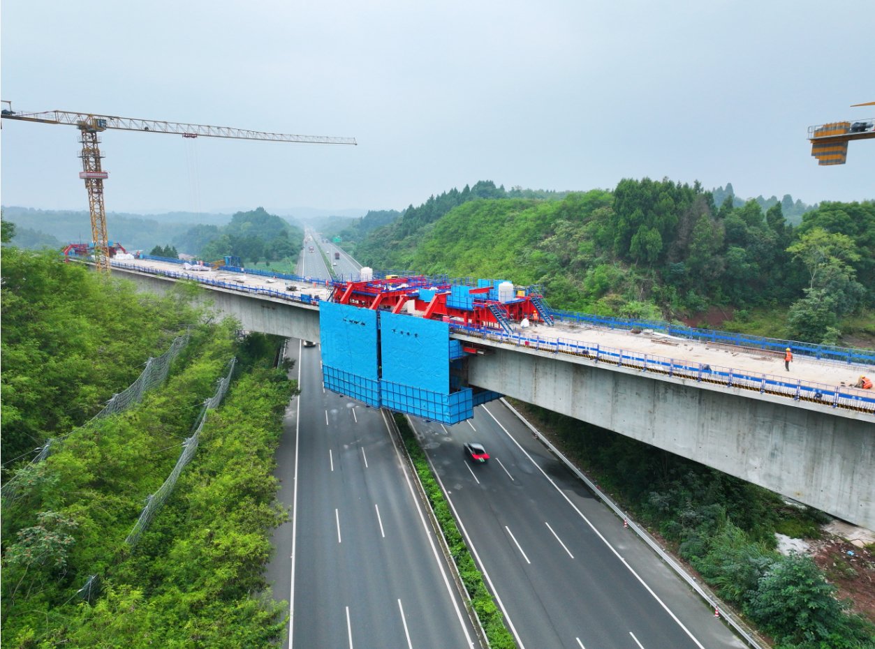 成渝中线高铁六标跨渝蓉高速特大桥连续梁中跨顺利合龙