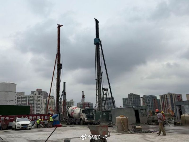徐汇区C030301单元127b-24地块工地。 李贝贝/摄