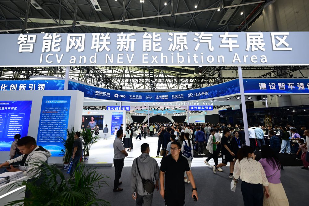 9月20日,观众在2025世界制造业大会智能网联新能源汽车展区参观(周牧 摄)