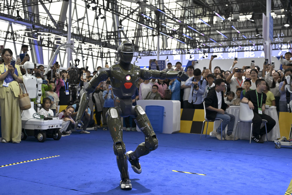 9月20日,一款人形机器人在2025世界制造业大会上为观众表演舞蹈(黄博涵 摄)