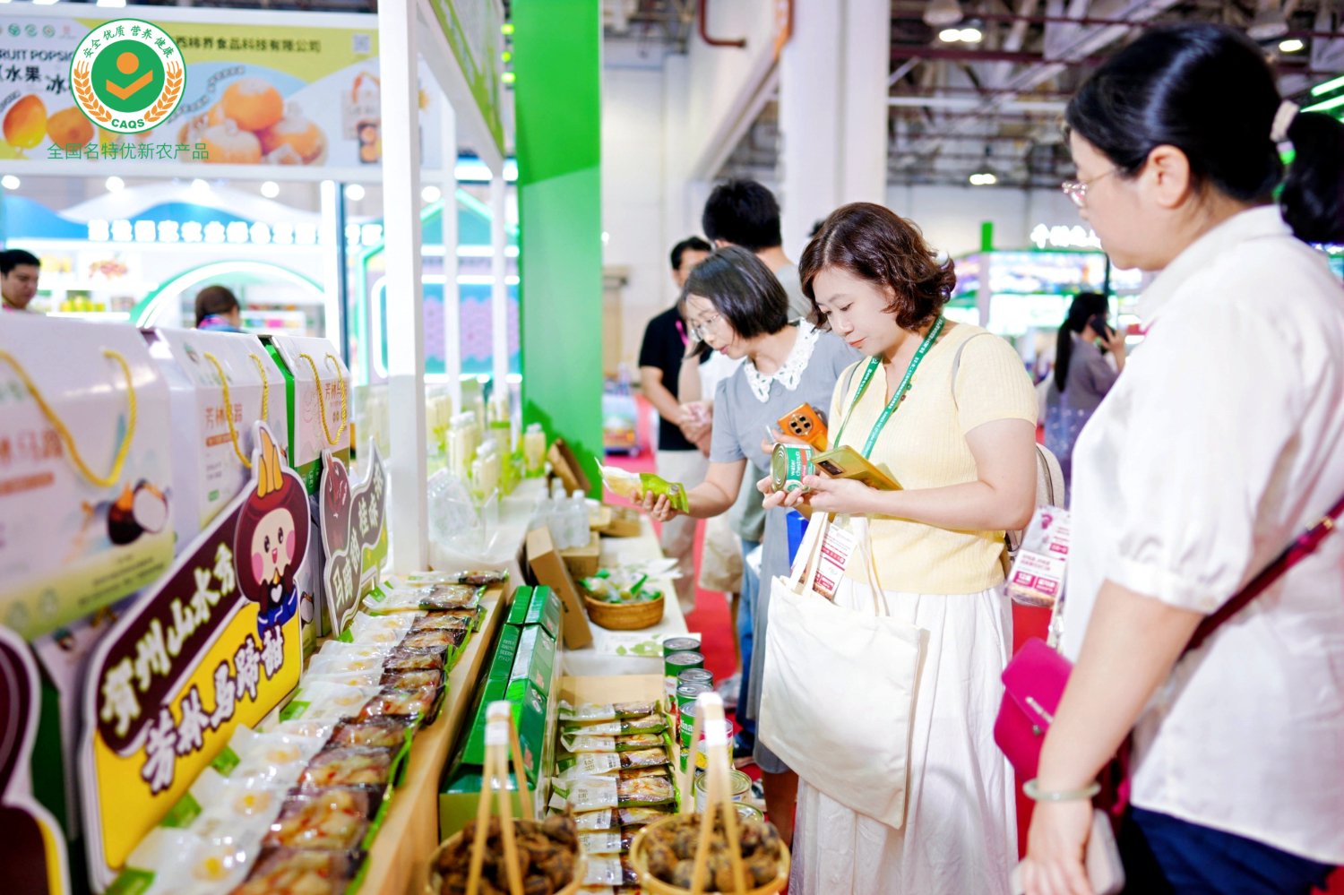 图为客商在展区选购“芳林马蹄”系列产品。(詹力 摄)